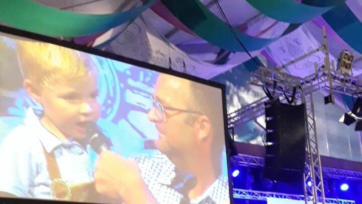 Wie ein kleiner Bub Star des Abends beim Menzl wurde. Wie ein kleiner Bub Star des Abends beim Menzl wurde.