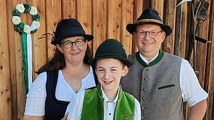 Nicole und Heiner Seiderer haben im September 2022 ihr kleines 'K&auml;separadies' neben ihrem Wohnhaus in Wettzell er&ouml;ffnet. Auch Sohn Korbinian mag K&auml;se so gern, dass er in die Fu&szlig;stapfen seines Vaters treten m&ouml;chte - sein aktueller Wunschberuf: Molkereimeister.