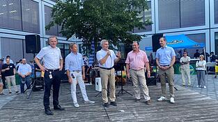 Das Foto zeigt Dreier (Mitte) und den „SchuleWirtschaft“-Vorstand (von links): Claus Sterl, Ralf Franke, Reinhold Ostermaier und Marc-Andrè Alram