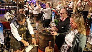 Das erste Bier fließt (v.l.): Bürgermeister Franz Wittmann, Hofmark-Vertriebsleiter Rainer Wagner und Brauereichefin Katalina Kemenyfy.