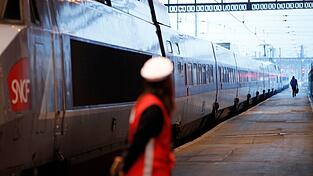 Mit einem Leitfaden mit Bekleidungs- und Schminktipps hat Frankreichs Bahn sich &Auml;rger mit der Gewerkschaft eingehandelt. (Archivbild)