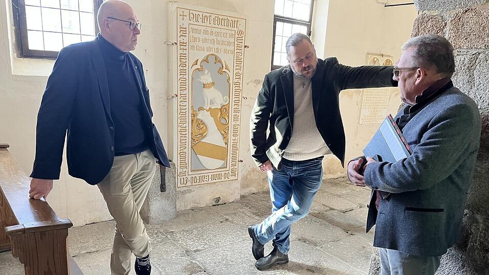 Stadtpfarrer Josef K. Geismar, Architekt Christian Zellner und Kirchenpfleger Gerhard Grimm (v. l.).&nbsp;