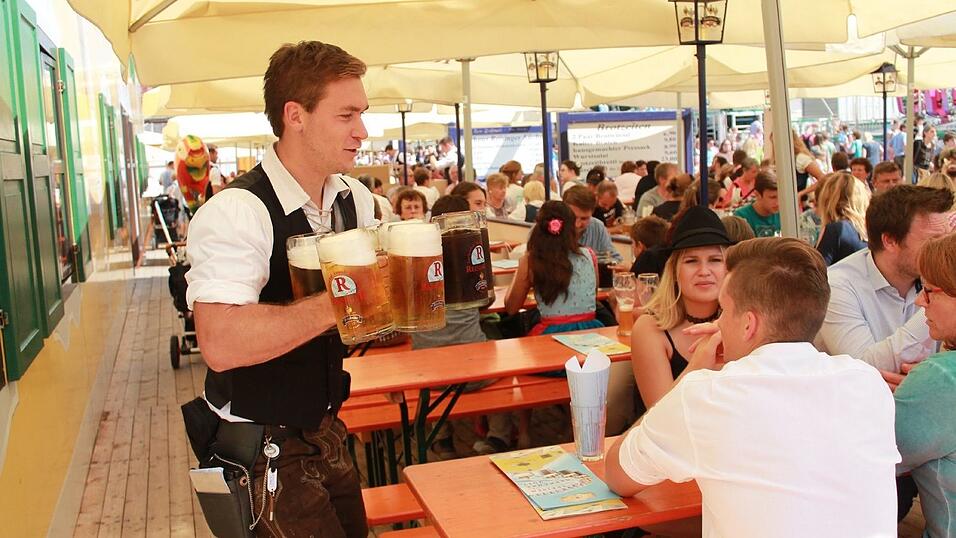Nerven, Ehrgeiz und Durchhalteverm&ouml;gen - ohne diese Eigenschaften hat es eine Bedienung schwer auf dem G&auml;ubodenvolksfest