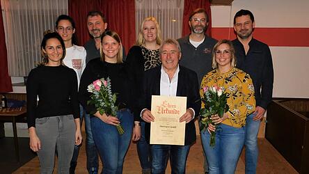 Jugendleiterin Julia Zuchal (v.li.), Schriftf&uuml;hrerin Kathrin Zuchal, Sportwart Christian Hartl, 2. Vorsitzende Lena Stern, B&uuml;rgermeisterin Josefa Schmid, der neue Ehrenvorsitzende Hermann Gra&szlig;l, Kassier Andi Girlinger, Vorsitzende Julia Schnaiter und Sigi Hirtreiter, Verantwortlicher Tennisheim/Tennisplatz.
