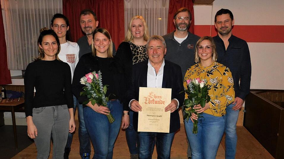 Jugendleiterin Julia Zuchal (v.li.), Schriftf&uuml;hrerin Kathrin Zuchal, Sportwart Christian Hartl, 2. Vorsitzende Lena Stern, B&uuml;rgermeisterin Josefa Schmid, der neue Ehrenvorsitzende Hermann Gra&szlig;l, Kassier Andi Girlinger, Vorsitzende Julia Schnaiter und Sigi Hirtreiter, Verantwortlicher Tennisheim/Tennisplatz.