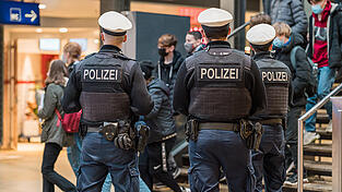 Der Mann wehrte sich, als die Bundespolizisten ihm das Schild abnehmen wollten. (Symbolbild)