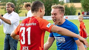 Gutes Omen: Am 30. Juli 2022 feierte die SpVgg Hankofen im Heimspiel gegen den 1. FC Nürnberg den ersten Regionalliga-Sieg überhaupt. Spielertrainer Tobias Beck (l.) wusste, bei wem er sich nach dem Schlusspfiff als erstes bedanken musste - bei Torwart Sebastian Maier.