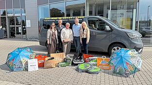 Conny Schemmer mit Mann und Tochter am Ende eines „superschönen“ Shopping-Tages. Immer an ihrer Seite waren an diesem Tag Martin Widbiller und Angelika Grader von der Werbegemeinschaft Dingolfing.