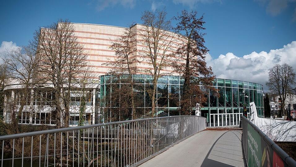 Die Konzerthalle, Heimat der Bamberger Symphoniker, liegt am Regnitzufer.