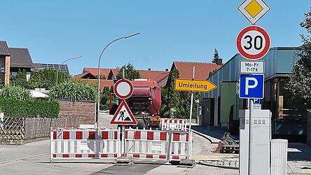 In der Salksdorfer Stra&szlig;e oberhalb des Kindergartens Sankt Martin arbeitet der Bautrupp der Firma BEU augenblicklich und verlegt dort die Leitungen f&uuml;r die Fernw&auml;rme.