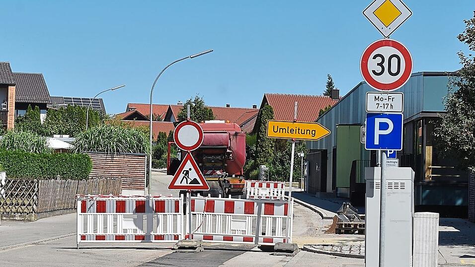 In der Salksdorfer Straße oberhalb des Kindergartens Sankt Martin arbeitet der Bautrupp der Firma BEU augenblicklich und verlegt dort die Leitungen für die Fernwärme. In der Salksdorfer Straße oberhalb des Kindergartens Sankt Martin arbeitet der Bautrupp der Firma BEU augenblicklich und verlegt dort die Leitungen für die Fernwärme.