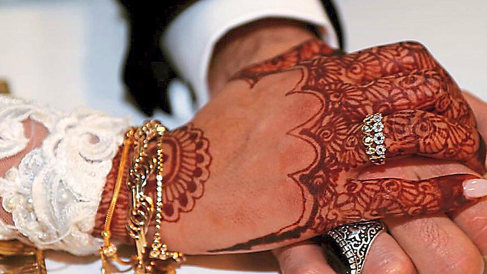 Beim Henna-Abend werden die Hände bemalt.