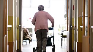 Nach den Pflegeberufen sollen nun auch andere Gesundheitsberufe nach den beschleunigten Verfahren abgewickelt werden. (Symbolbild)