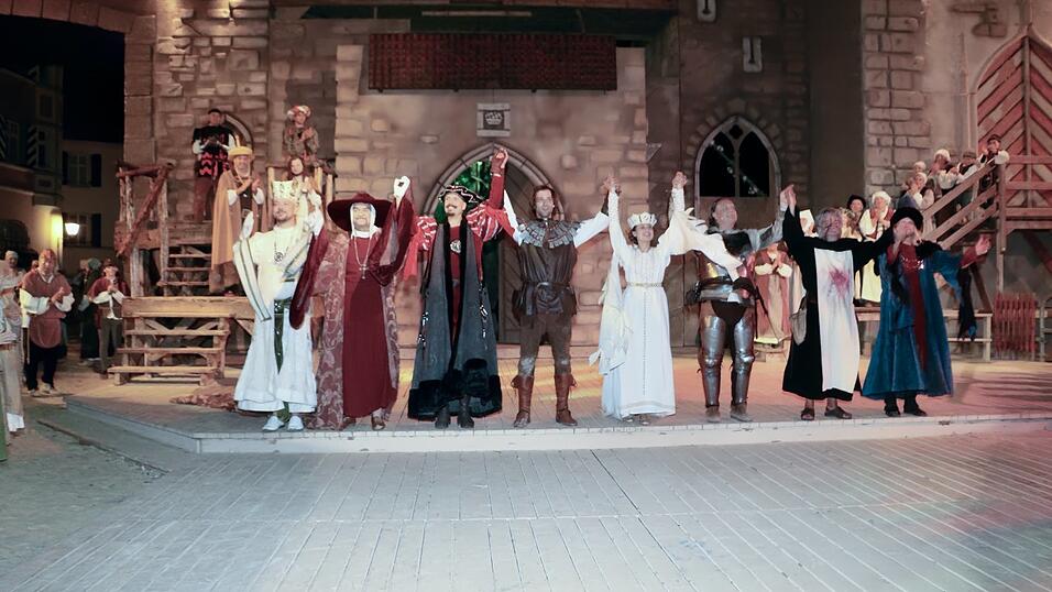 Eindr&uuml;cke von der Gruppe 'blau', die am Freitagabend die Drachenstich-Premiere gespielt hat.