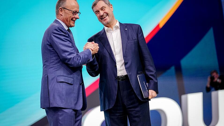 Kanzler und CDU-Chef Friedrich Merz und der bayerische Ministerpräsident und CSU-Vorsitzende Markus Söder demonstrieren auf dem CDU-Parteitag in Stuttgart Einigkeit. Kanzler und CDU-Chef Friedrich Merz und der bayerische Ministerpräsident und CSU-Vorsitzende Markus Söder demonstrieren auf dem CDU-Parteitag in Stuttgart Einigkeit.