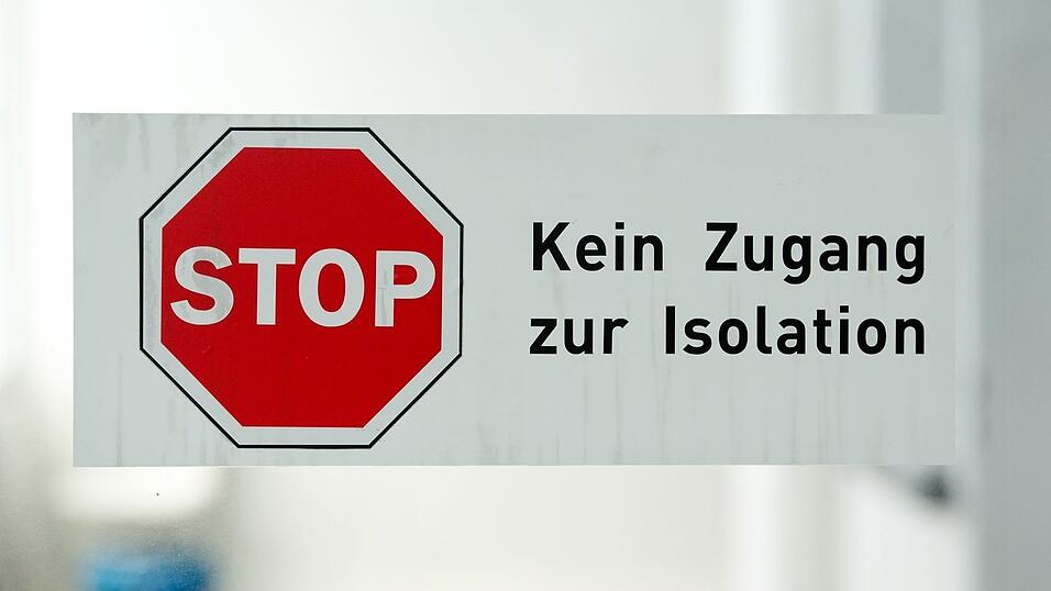 Schilder weisen auf die besondere Sicherheitsstufe der Station 10d hin. (Archivbild)
