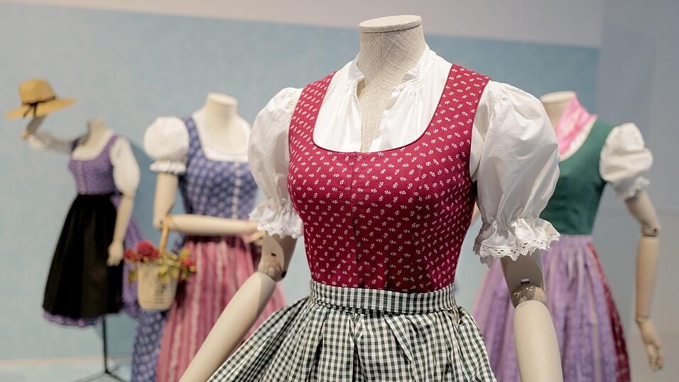 Das Staatliche Textil- und Industriemuseum in Augsburg hat 2025 Dirndl aus verschiedenen Epochen gegenübergestellt. (Archivbild) Das Staatliche Textil- und Industriemuseum in Augsburg hat 2025 Dirndl aus verschiedenen Epochen gegenübergestellt. (Archivbild)