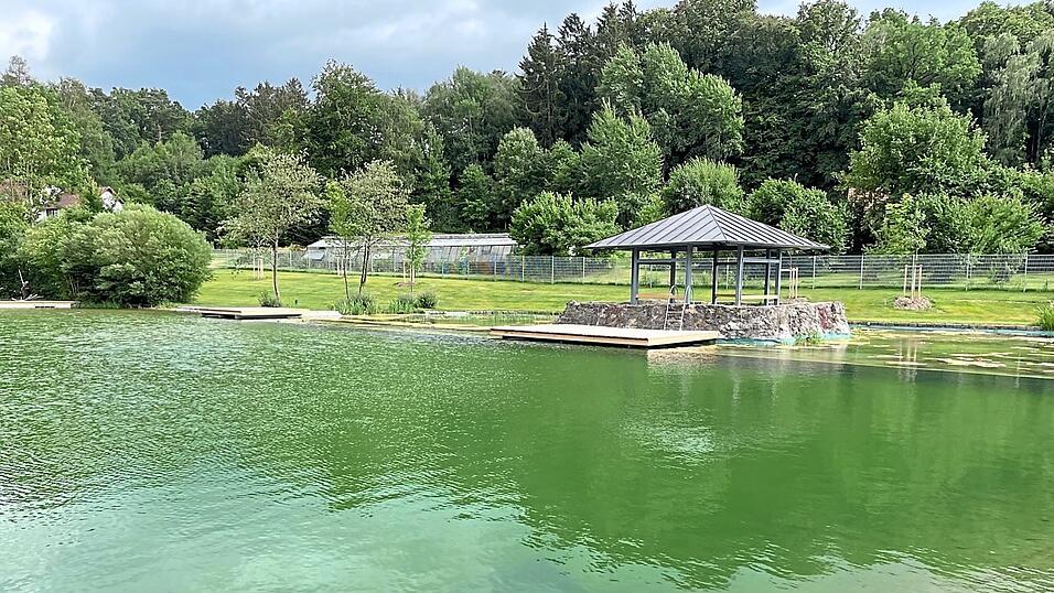 Das Waldbad scheint fertig zu sein, Vandalismus verhindert jetzt aber eine Eröffnung noch in diesem Jahr. Das Waldbad scheint fertig zu sein, Vandalismus verhindert jetzt aber eine Eröffnung noch in diesem Jahr.