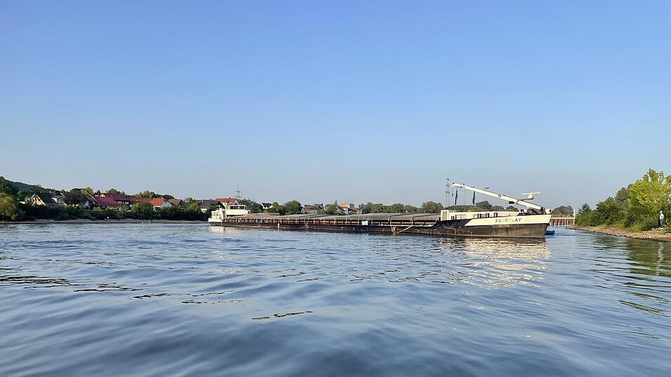 Der Frachter stand auf der Donau quer.