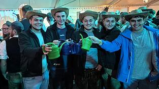 Gehören einfach zur Jungbauernparty: die Special Drinks in Gießkannen. Auch diese Jungs sind in bester Feierlaune. Gehören einfach zur Jungbauernparty: die Special Drinks in Gießkannen. Auch diese Jungs sind in bester Feierlaune.