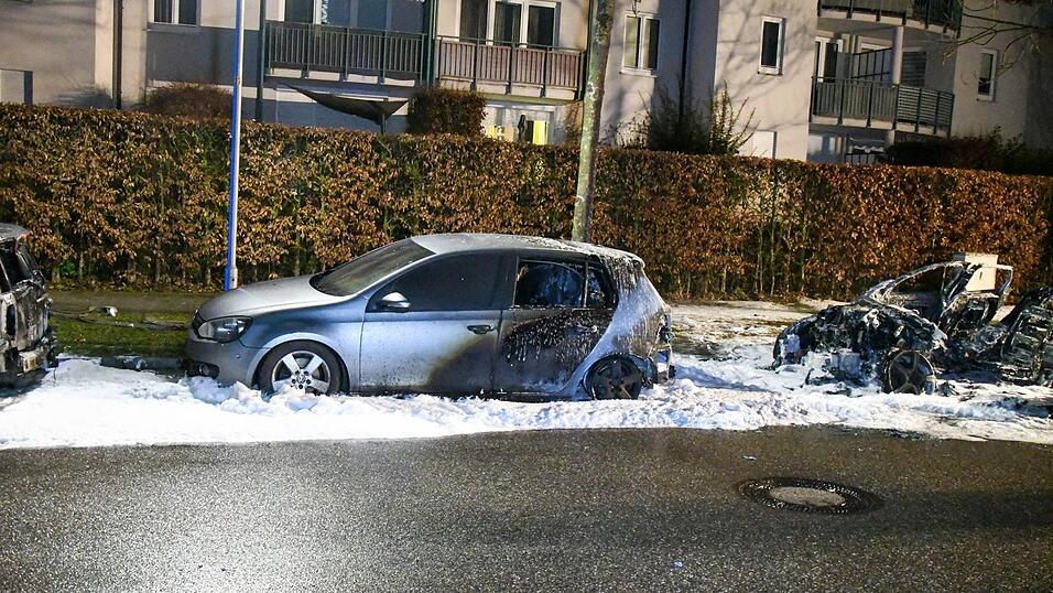In Regensburg brannten am Samstagabend vier Fahrzeuge. In Regensburg brannten am Samstagabend vier Fahrzeuge.
