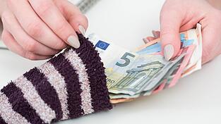Geld in Socken bunkern? So wird das nichts mit dem Zinseszinseffekt.