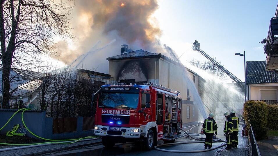 Mit Hochdruck k&auml;mpften die Feuerwehrkr&auml;fte gegen die Flammen.