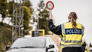 Bei den Kontrollen am Grenzübergang Furth im Wald hatten die Beamten am Wochenende viel zu tun. (Symbolbild) Bei den Kontrollen am Grenzübergang Furth im Wald hatten die Beamten am Wochenende viel zu tun. (Symbolbild)