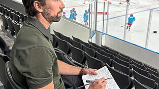 Sebastian Vogl (38) hat seine Karriere im Fr&uuml;hjahr beendet - nun sitzt der Ex-Torh&uuml;ter als Sportlicher Leiter der EVL-Talentschmiede schon mal auf der Trib&uuml;ne und schaut sich aufmerksam die &Uuml;bungseinheiten der Nachwuchsteams an.