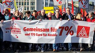 Die Gewerkschaft IG Metall hat angekündigt, ihre Warnstreiks in dieser Woche zu intensivieren. (Archivbild)