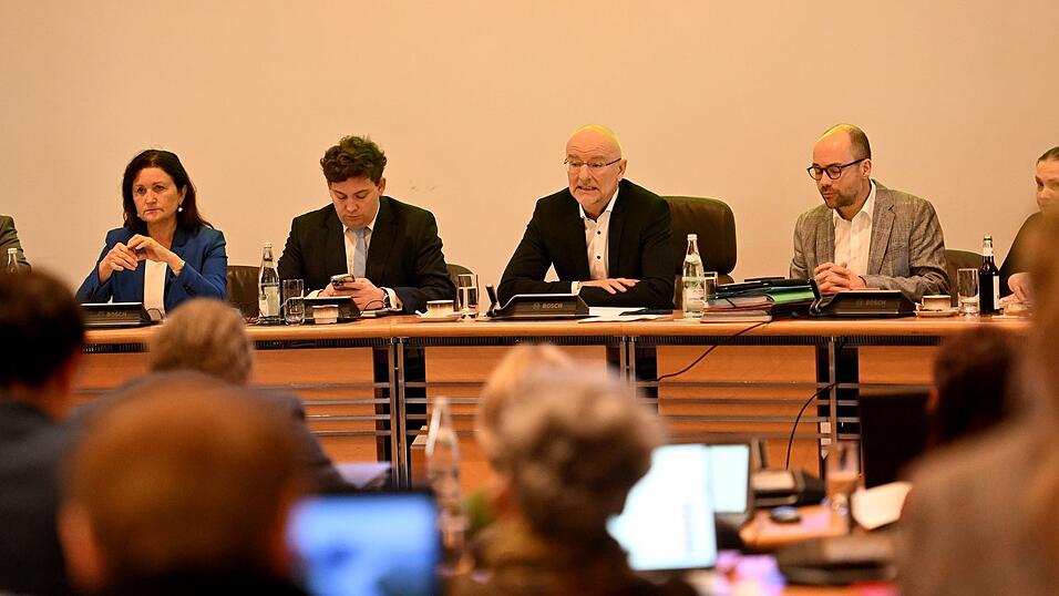 Wer tippt denn da, während der Oberbürgermeister spricht? Bürgermeister Thomas Haslinger (2. v. li.) am Smartphone während der Sitzung. Wer tippt denn da, während der Oberbürgermeister spricht? Bürgermeister Thomas Haslinger (2. v. li.) am Smartphone während der Sitzung.