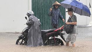 In Hanoi standen viele Straßen unter Wasser.