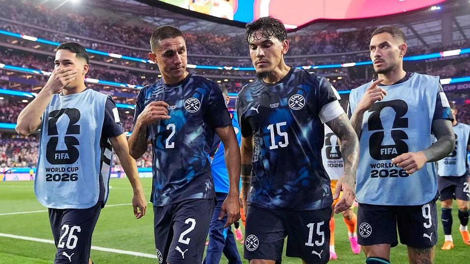 Geht bei Paraguay voran: Kapit&auml;n Gustavo G&oacute;mez (2.v.r.)
