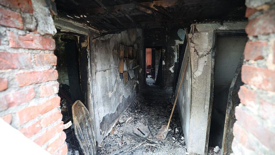 Trümmer nach dem tragischen Brand in Bochum, bei dem drei Menschen starben. Trümmer nach dem tragischen Brand in Bochum, bei dem drei Menschen starben.