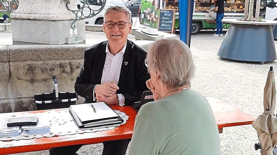 Unterm Pavillon am Wochenmarkt nahmen viele Senioren Platz und schilderten dem Seniorenbeauftragten Fritz Gößwein ihre Anliegen.