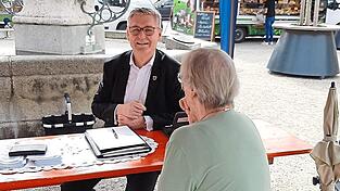 Unterm Pavillon am Wochenmarkt nahmen viele Senioren Platz und schilderten dem Seniorenbeauftragten Fritz Gößwein ihre Anliegen. Unterm Pavillon am Wochenmarkt nahmen viele Senioren Platz und schilderten dem Seniorenbeauftragten Fritz Gößwein ihre Anliegen.