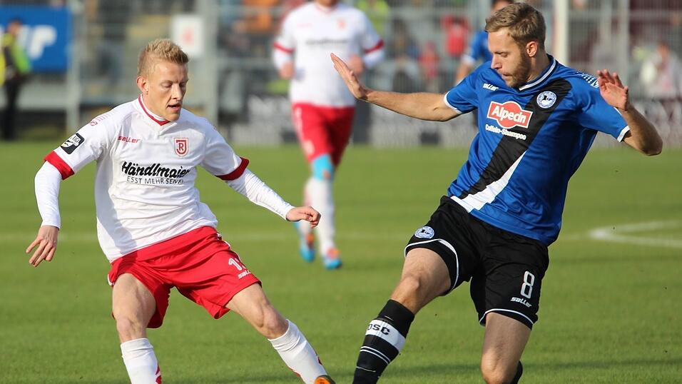 Der SSV Jahn Regensburg unterlag zum Einstand des neuen Cheftrainers Christian Brand gegen Arminia Bielefeld mit 0:1. (Foto: Fabian Ro&szlig;mann)