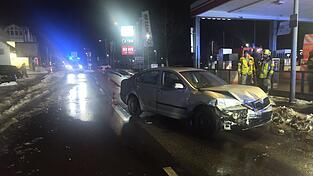 In der Werner-von-Siemens-Straße in Cham ereigneten sich am Freitagabend zwei Unfälle hintereinander. In der Werner-von-Siemens-Straße in Cham ereigneten sich am Freitagabend zwei Unfälle hintereinander.