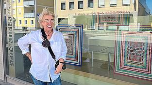Annette Mittermeier stellt wieder aktuell ihre Hippiebilder aus.
