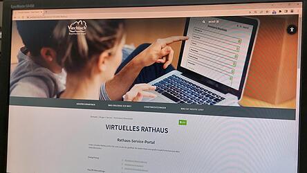 Ein Bildschirm zeigt das Service-Portal der Stadt Viechtach.