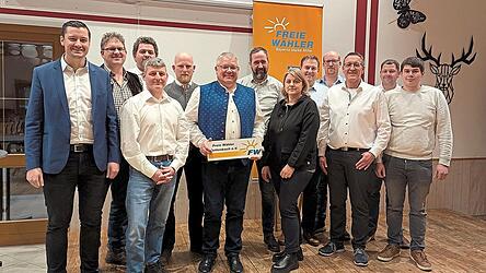 Die Gemeinderatskandidaten der Freien W&auml;hler Rettenbach mit ihrem Wunsch-B&uuml;rgermeister Karl Kerscher (Mitte) sowie dem Kreisvorsitzenden und Landratskandidaten Christian Schindler (links).