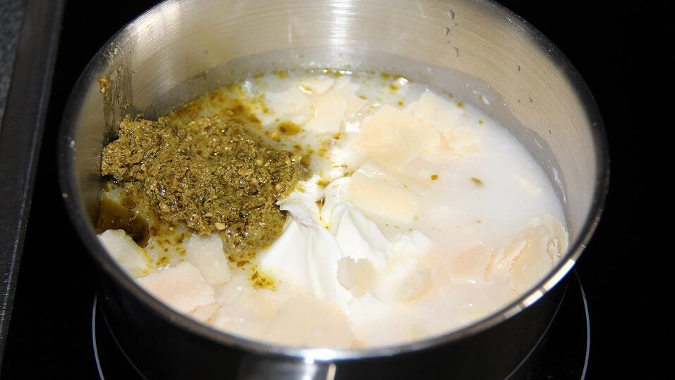 Etwa 150 Milliliter Wasser zur So&szlig;e geben.