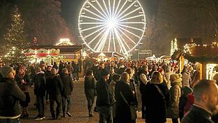 2022 strömten laut Verwaltung 'wohl so viele Besucher wie noch nie auf den Landshuter Christkindlmarkt'. Die Freyung hätte die Menschenmengen an den besucherstarken Tagen nicht mehr aufnehmen können. 2022 strömten laut Verwaltung 'wohl so viele Besucher wie noch nie auf den Landshuter Christkindlmarkt'. Die Freyung hätte die Menschenmengen an den besucherstarken Tagen nicht mehr aufnehmen können.