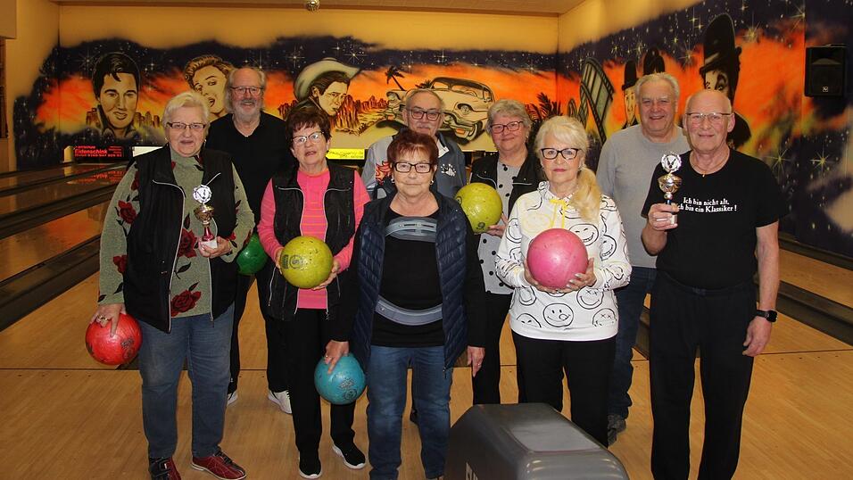 Einmal pro Woche lassen die Bowlingfreunde die Kugeln rollen. Die Tagessieger erhalten die begehrten Wanderpokale.