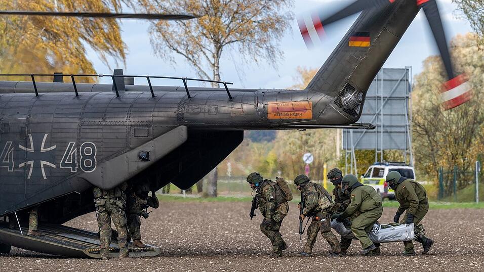Bei einer Bundeswehr-Übung bringen Soldaten einen von einem Soldaten gespielten Verletzten zu einem Hubschrauber. Bei einer Bundeswehr-Übung bringen Soldaten einen von einem Soldaten gespielten Verletzten zu einem Hubschrauber.