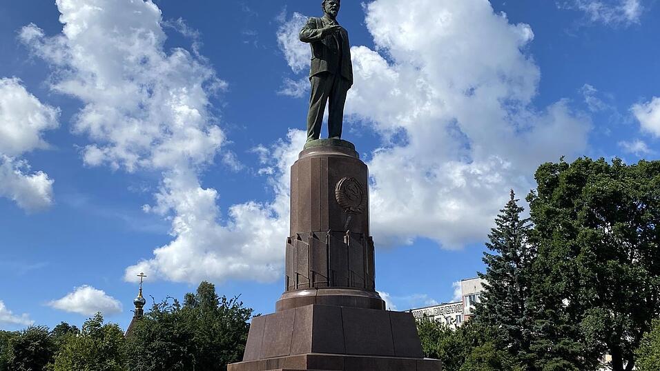 Ein Denkmal erinnert an den sowjetischen Politiker Michail Kalinin, der einst formelles Staatsoberhaupt des kommunistischen Imperiums war. Ein Denkmal erinnert an den sowjetischen Politiker Michail Kalinin, der einst formelles Staatsoberhaupt des kommunistischen Imperiums war.