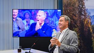Markus Söder überrascht Johannes B. Kerner während einer Sendungsaufzeichnung. Markus Söder überrascht Johannes B. Kerner während einer Sendungsaufzeichnung.