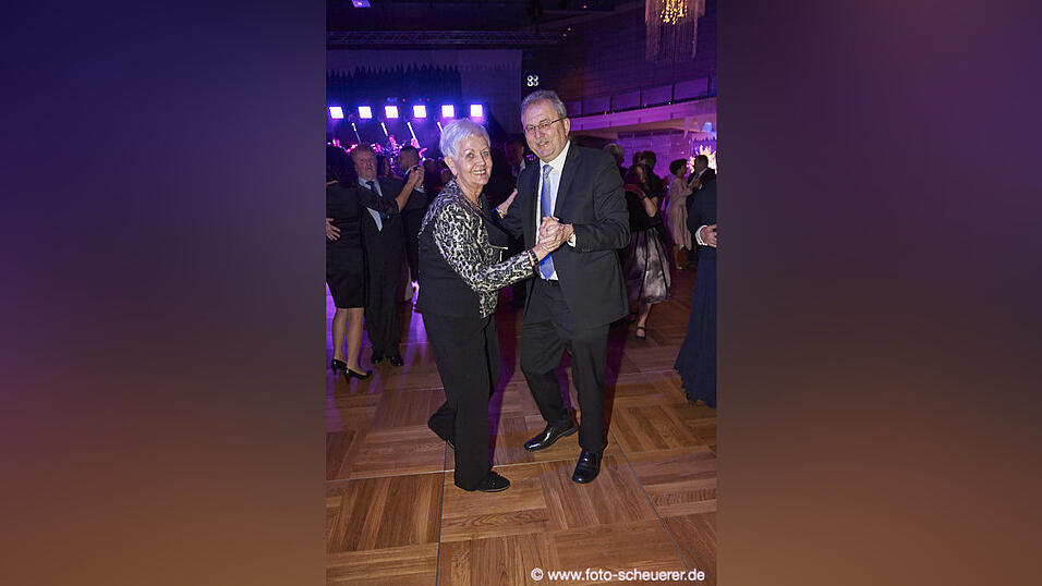 Die Metzgerzunft hat am Samstagabend in die Joseph-von-Fraunhofer-Halle eingeladen. Die Metzgerzunft hat am Samstagabend in die Joseph-von-Fraunhofer-Halle eingeladen.