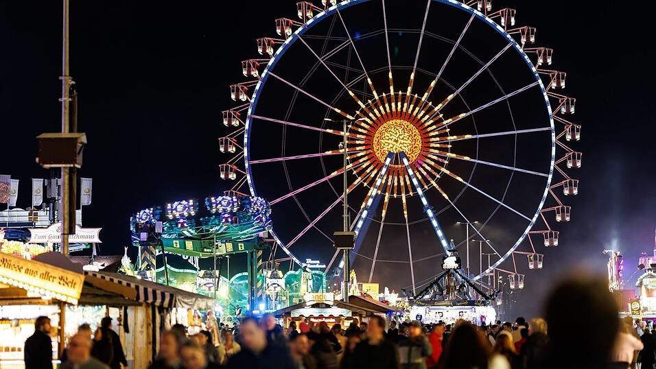 Das Münchner Oktoberfest im Dunklen. Hier soll am Abend eine Drohne geflogen sein. (Archivbild)