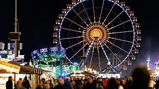 Das Münchner Oktoberfest im Dunklen. Hier soll am Abend eine Drohne geflogen sein. (Archivbild)